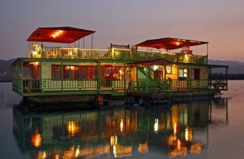 The Houseboat Grill 